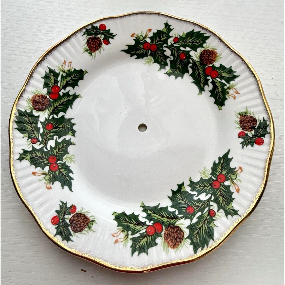 Vtg Queen's Yuletide Christmas Bone China Plate Holly Berry Gold Trim England M6